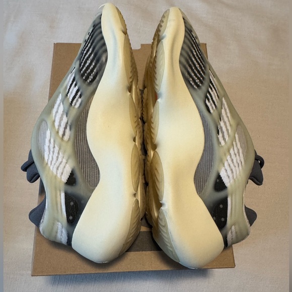 New Adidas Yeezy 700 V3 Sneakers - Grey and Cream - Picture 3 of 4